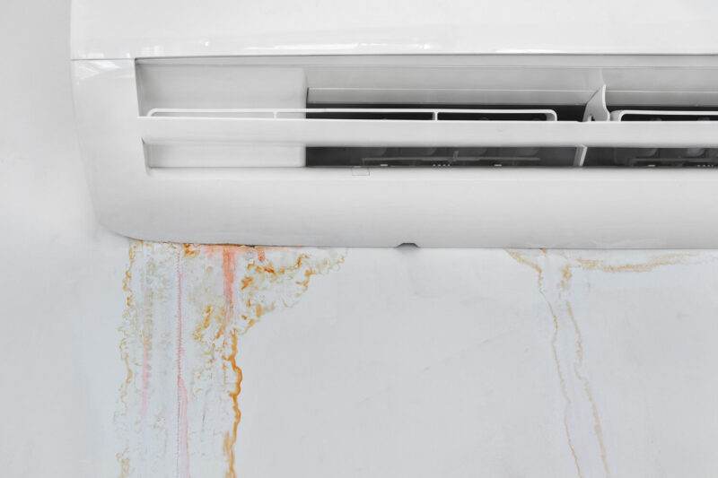 Máy lạnh chảy nước gây mất thẩm mỹ