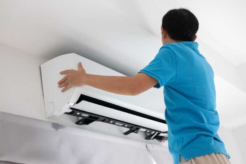 Kỹ thuật viên sửa chữa điện lạnh Quận 10 đang lắp đặt và kiểm tra máy lạnh treo tường tại nhà