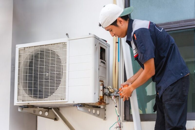 Kỹ thuật viên sửa chữa điện lạnh Quận 10 đang kiểm tra dàn nóng máy lạnh tại nhà khách hàng