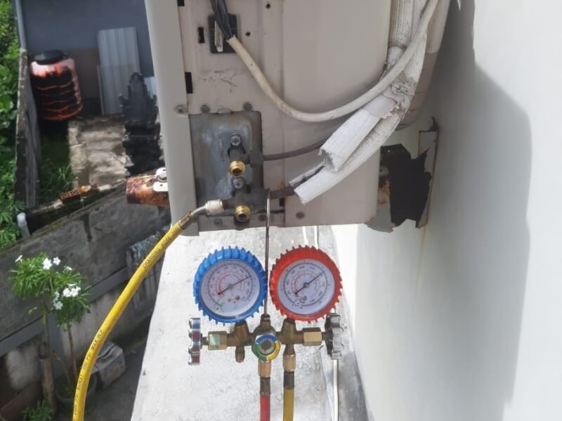 kỹ thuật viên kiểm tra và bảo trì thiết bị làm lạnh tại nhà