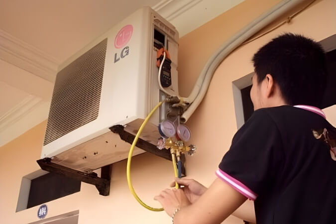 thợ sửa máy lạnh đường Lý Thường Kiệt Quận 10 đang kiểm tra máy lạnh