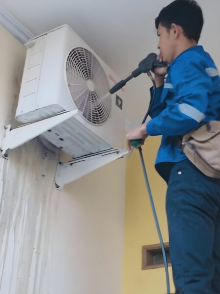 Kỹ thuật viên đang kiểm tra và xử lý sự cố thiết bị tại nhà khách hàng